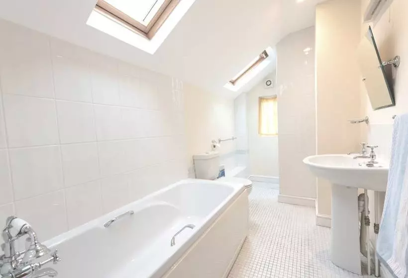 Oxfordfiftyone By Banfield Living   Beautiful Oxford Home   Free Parking