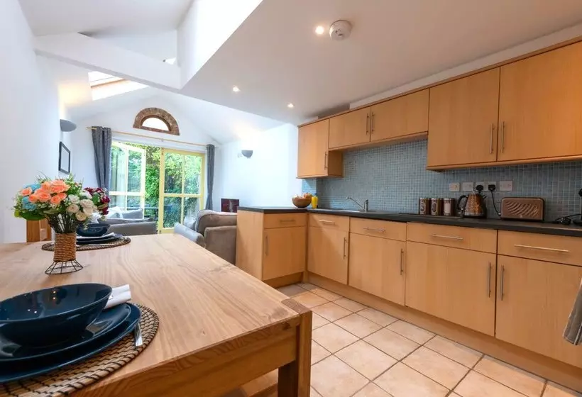 Oxfordfiftyone By Banfield Living   Beautiful Oxford Home   Free Parking