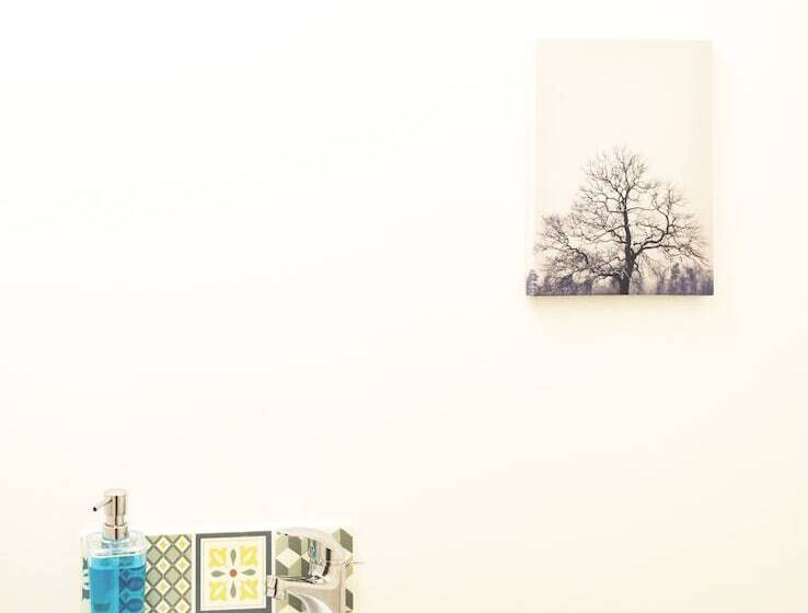 Charming Three Bed Home Near City Centre And Hospital