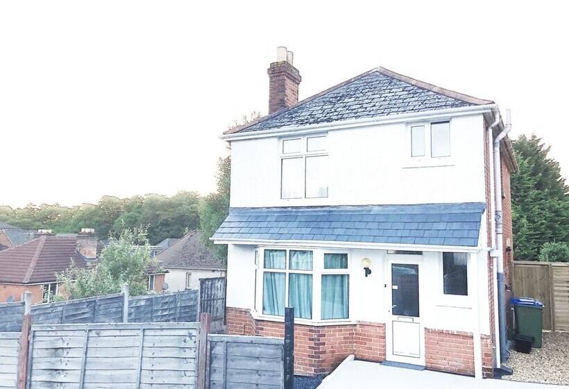 Charming Three Bed Home Near City Centre And Hospital