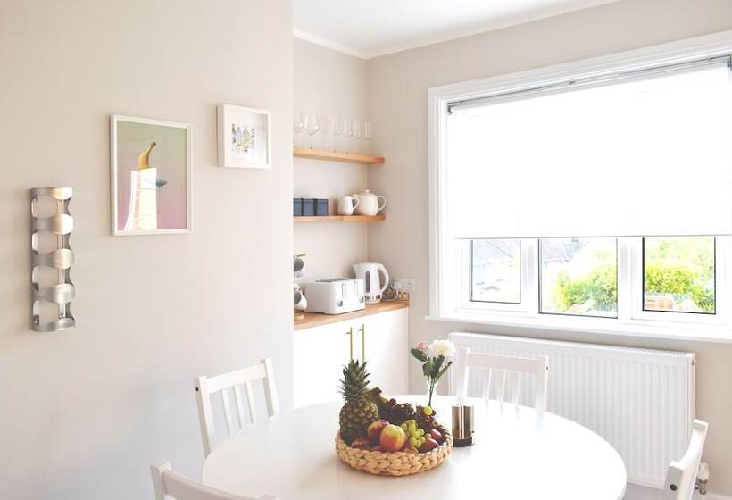 Charming Three Bed Home Near City Centre And Hospital