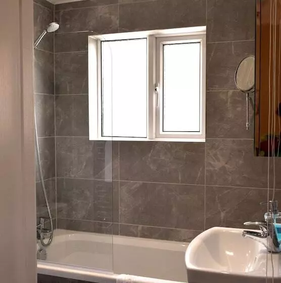 Charming Three Bed Home Near City Centre And Hospital