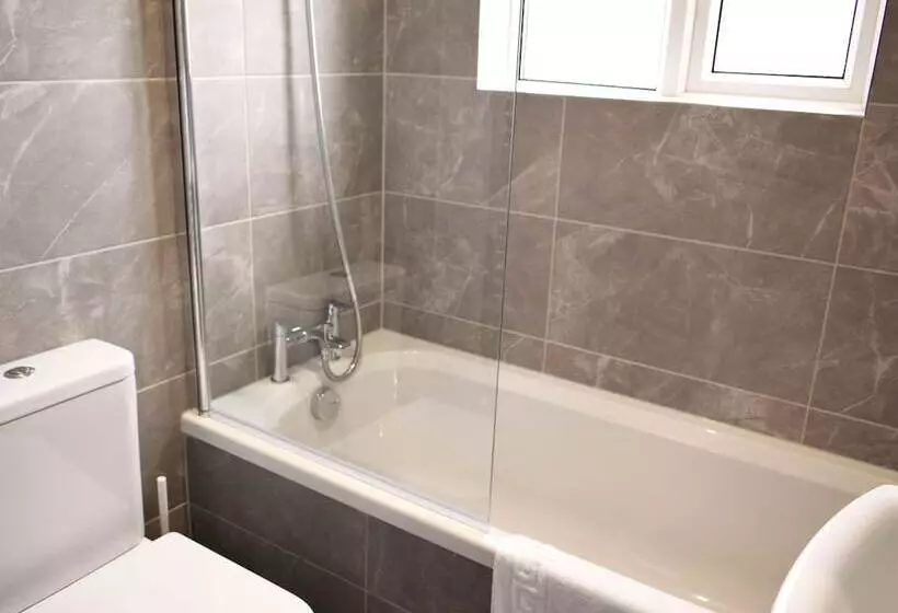 Charming Three Bed Home Near City Centre And Hospital