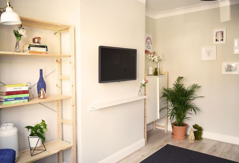 Charming Three Bed Home Near City Centre And Hospital