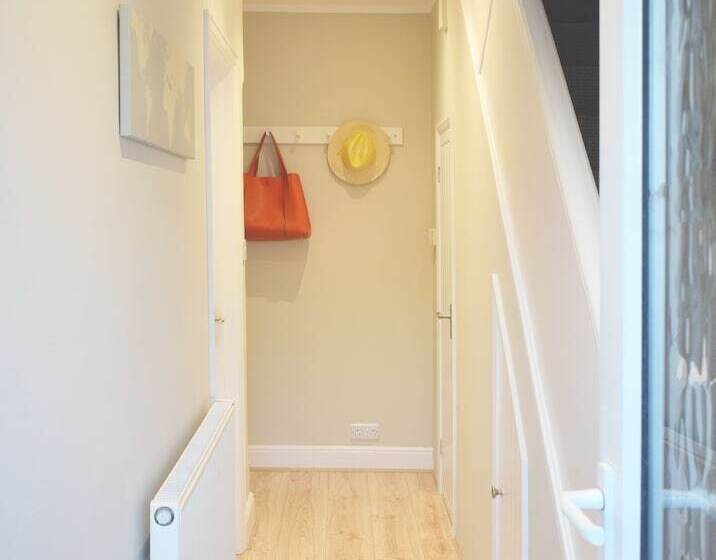 Charming Three Bed Home Near City Centre And Hospital