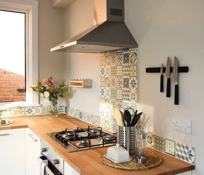 Charming Three Bed Home Near City Centre And Hospital