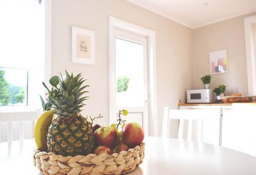 Charming Three Bed Home Near City Centre And Hospital