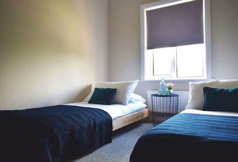 Charming Three Bed Home Near City Centre And Hospital