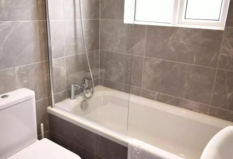 Charming Three Bed Home Near City Centre And Hospital