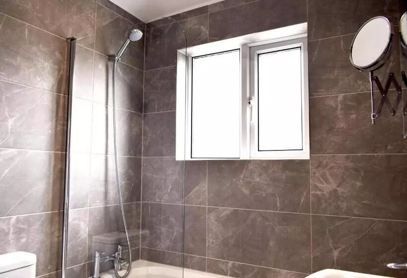 Charming Three Bed Home Near City Centre And Hospital