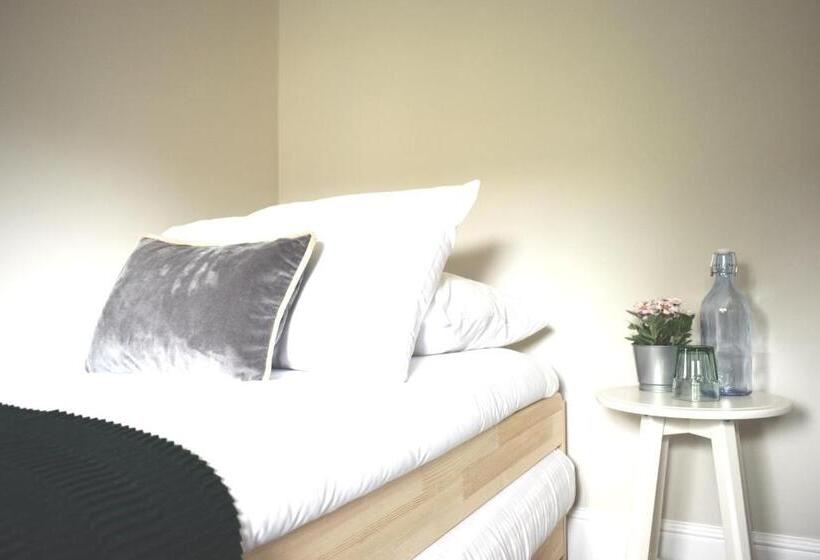 Charming Three Bed Home Near City Centre And Hospital