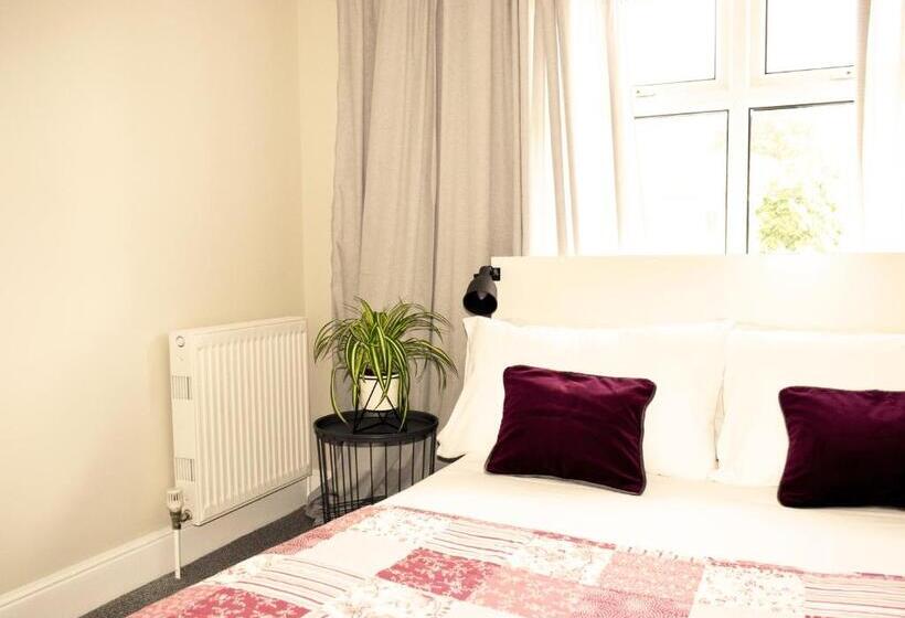 Charming Three Bed Home Near City Centre And Hospital