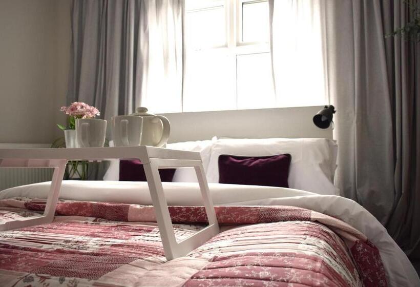 Charming Three Bed Home Near City Centre And Hospital