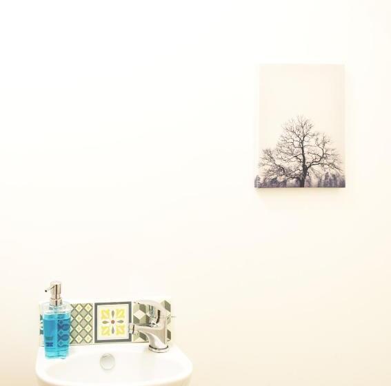 Charming Three Bed Home Near City Centre And Hospital