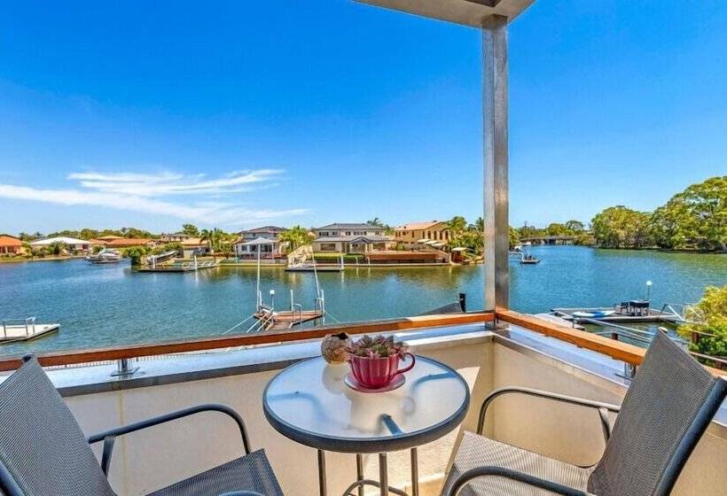Gold Coast Stunning Waterfront Retreat By Hostrelax