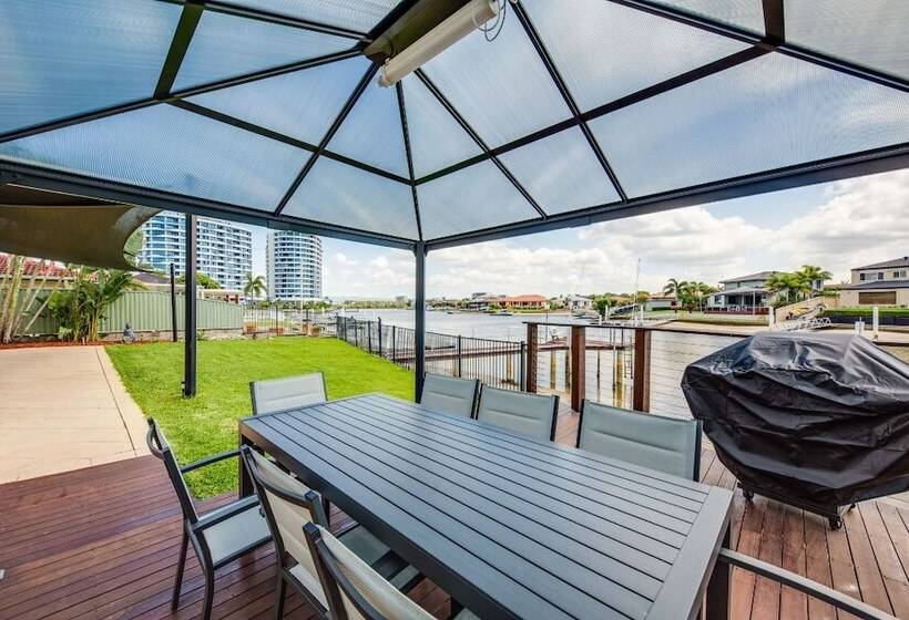 Gold Coast Stunning Waterfront Retreat By Hostrelax
