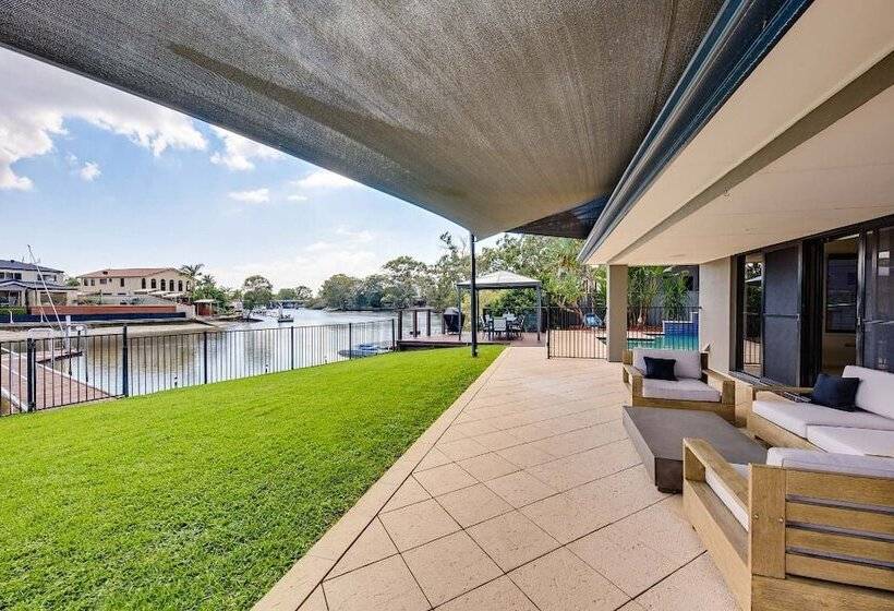 Gold Coast Stunning Waterfront Retreat By Hostrelax