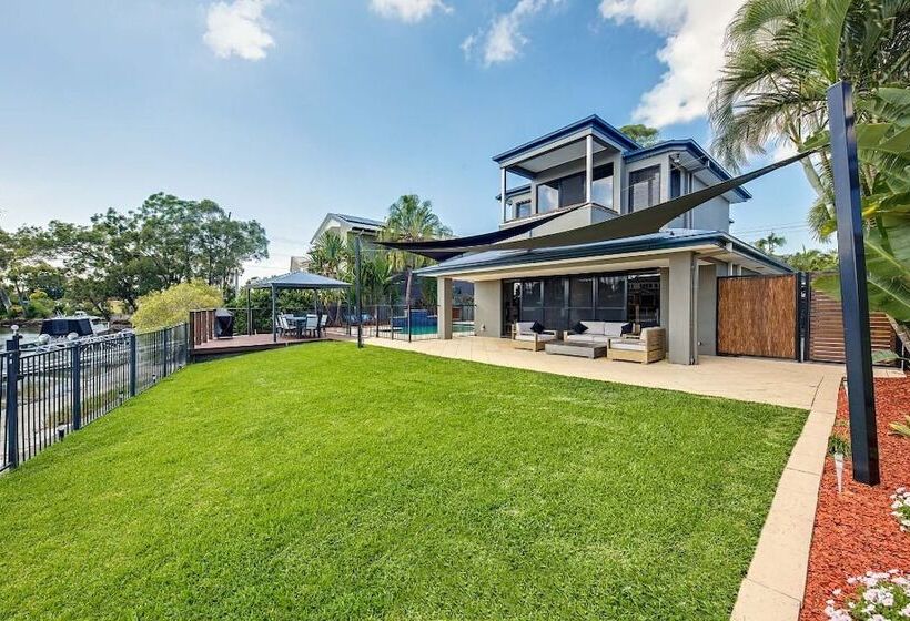Gold Coast Stunning Waterfront Retreat By Hostrelax