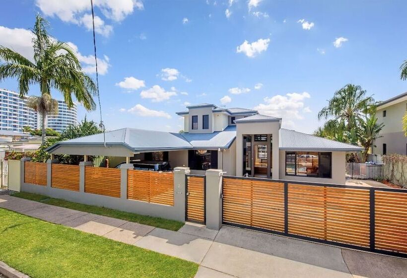 Gold Coast Stunning Waterfront Retreat By Hostrelax