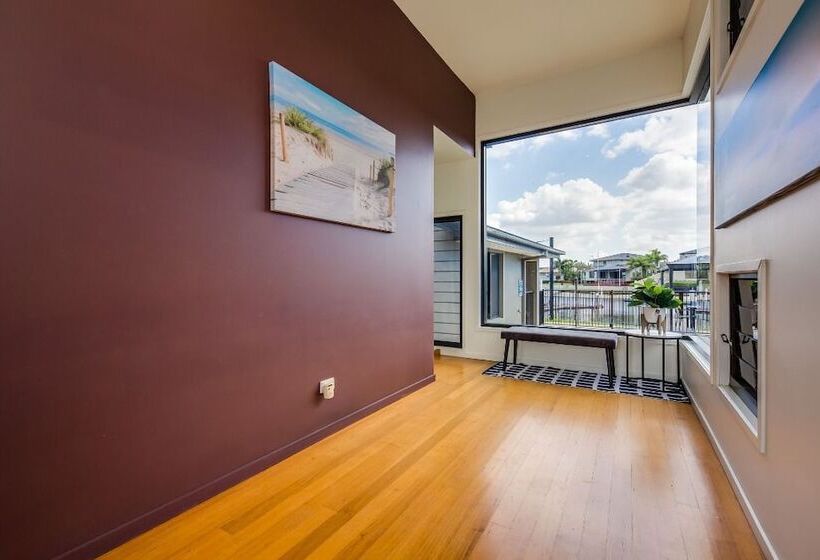 Gold Coast Stunning Waterfront Retreat By Hostrelax