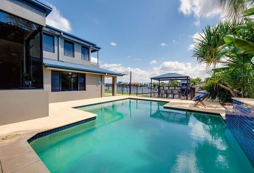 Gold Coast Stunning Waterfront Retreat By Hostrelax