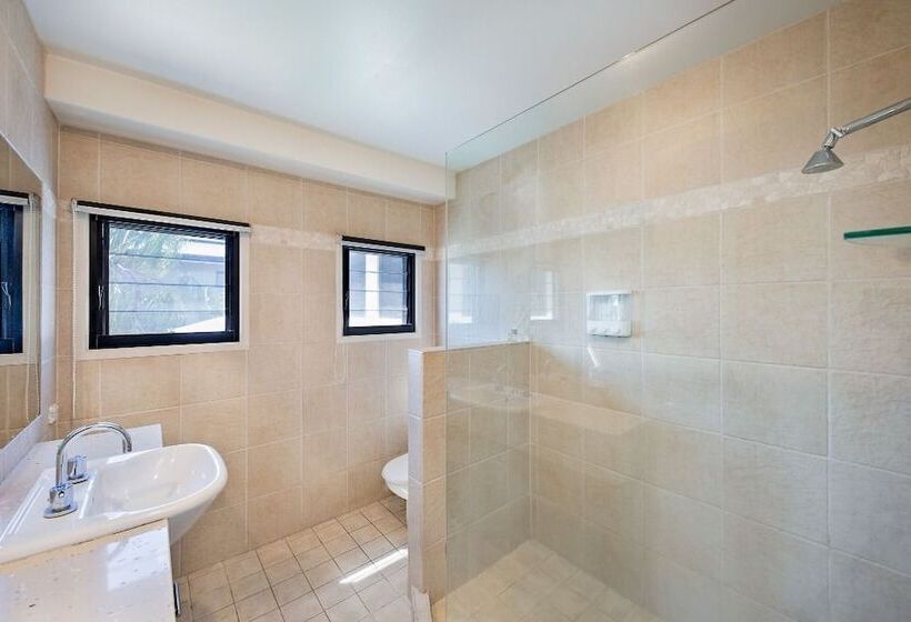 Gold Coast Stunning Waterfront Retreat By Hostrelax