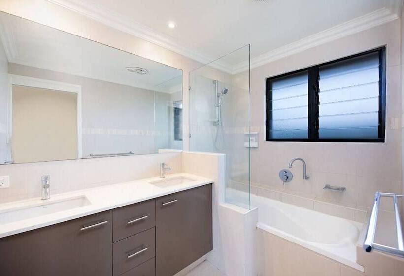 Gold Coast Stunning Waterfront Retreat By Hostrelax