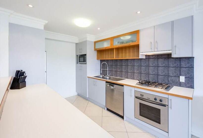 Gold Coast Stunning Waterfront Retreat By Hostrelax