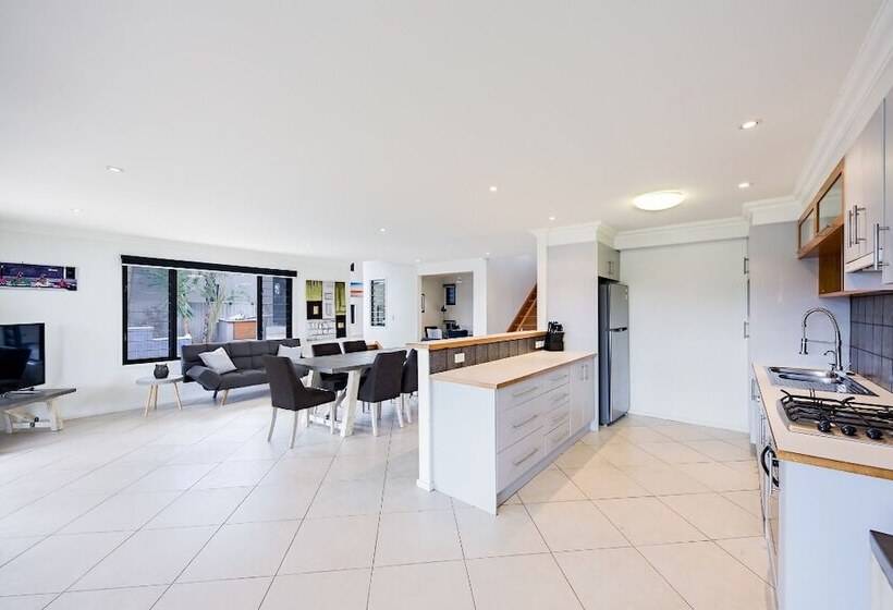 Gold Coast Stunning Waterfront Retreat By Hostrelax
