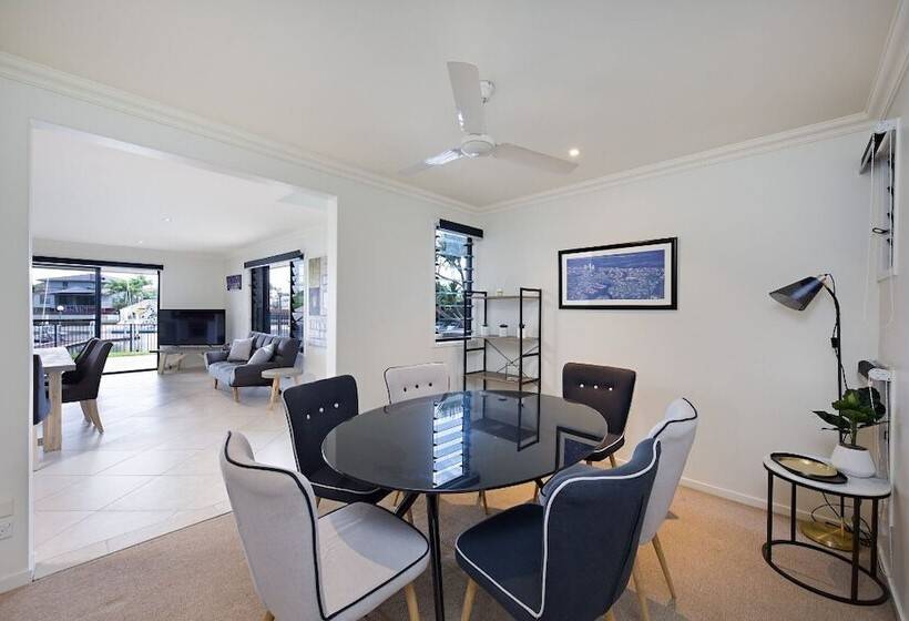 Gold Coast Stunning Waterfront Retreat By Hostrelax