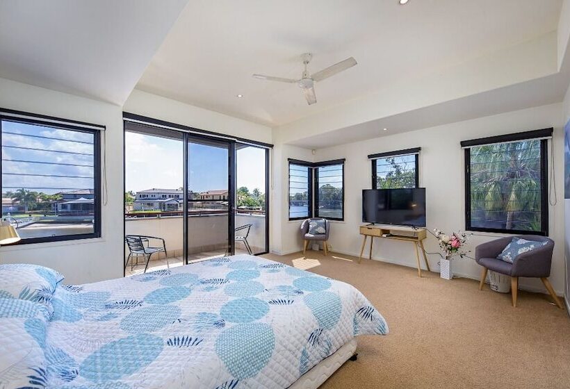 Gold Coast Stunning Waterfront Retreat By Hostrelax