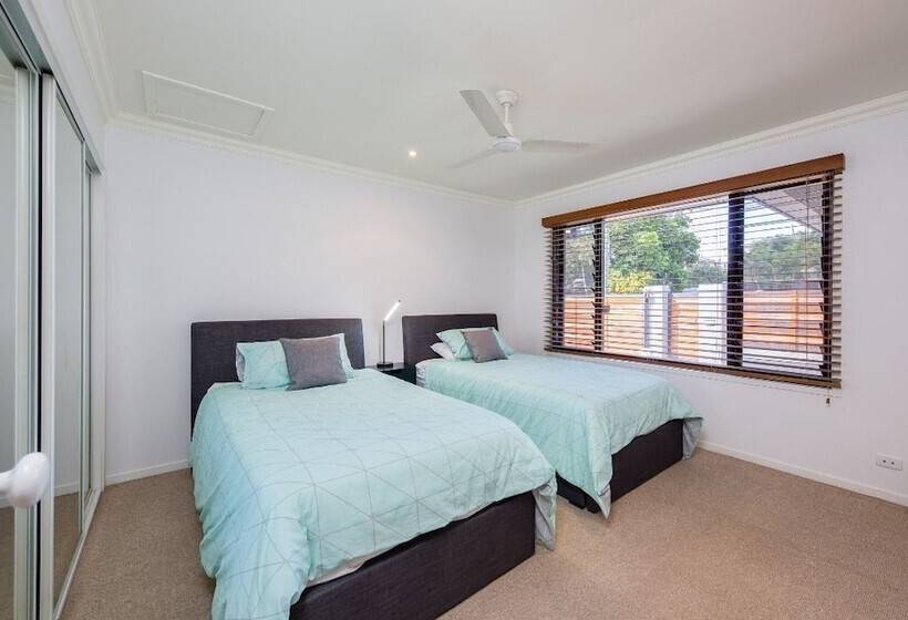 Gold Coast Stunning Waterfront Retreat By Hostrelax