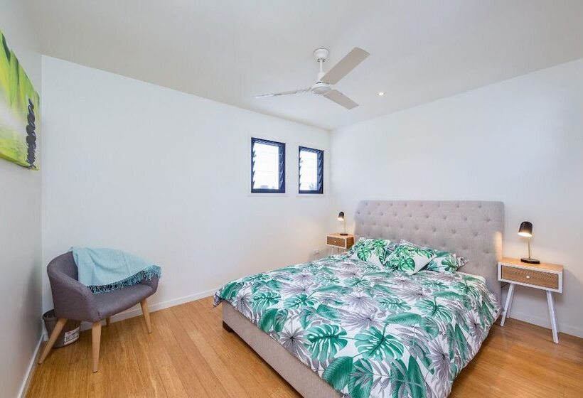 Gold Coast Stunning Waterfront Retreat By Hostrelax