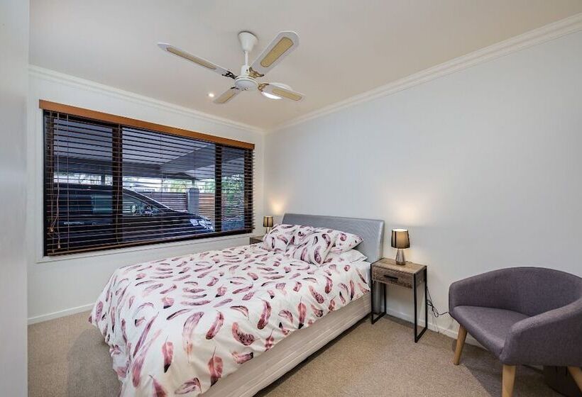 Gold Coast Stunning Waterfront Retreat By Hostrelax