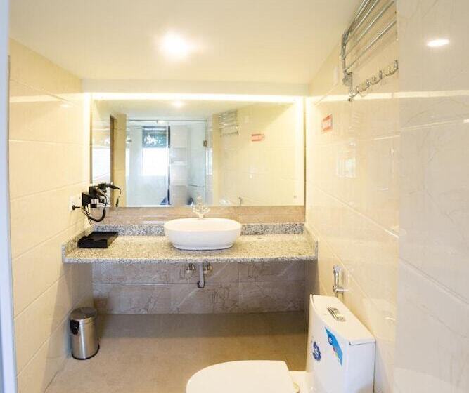 هتل Ganapati Airport