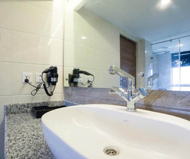 هتل Ganapati Airport