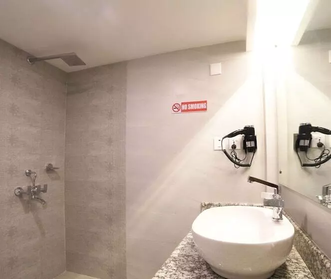 هتل Ganapati Airport