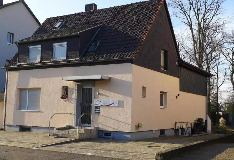 Messe Cgn/dus Großräumige Wohnung In Guter Verkehrslage