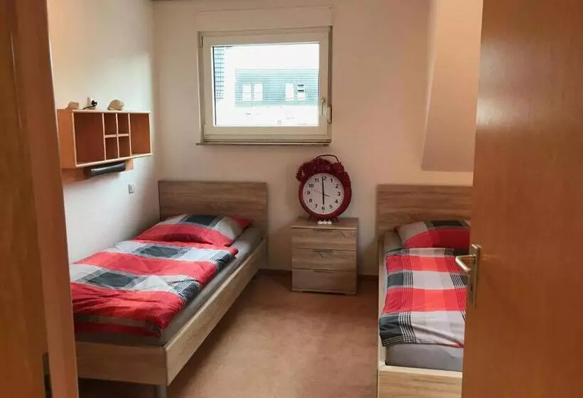 Messe Cgn/dus Großräumige Wohnung In Guter Verkehrslage