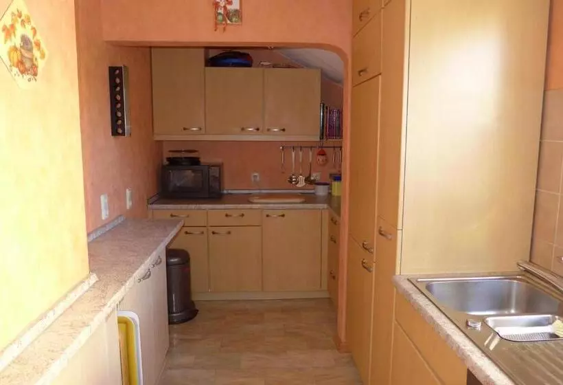 Messe Cgn/dus Großräumige Wohnung In Guter Verkehrslage