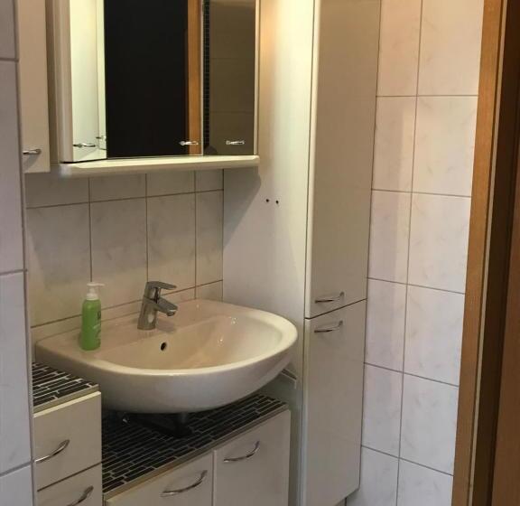 Messe Cgn/dus Großräumige Wohnung In Guter Verkehrslage