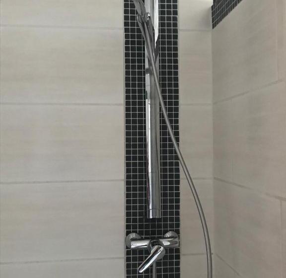 Messe Cgn/dus Großräumige Wohnung In Guter Verkehrslage