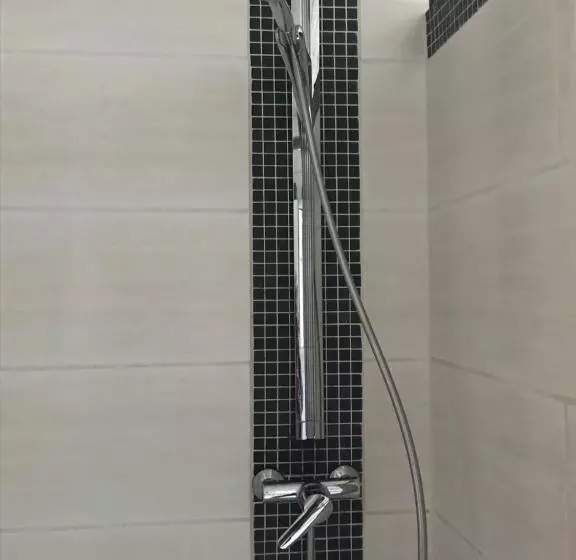 Messe Cgn/dus Großräumige Wohnung In Guter Verkehrslage