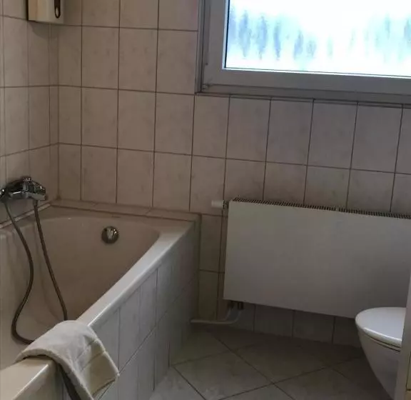 Messe Cgn/dus Großräumige Wohnung In Guter Verkehrslage