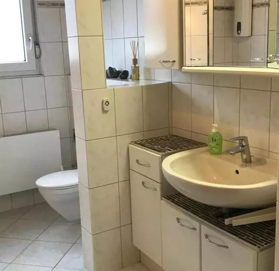 Messe Cgn/dus Großräumige Wohnung In Guter Verkehrslage