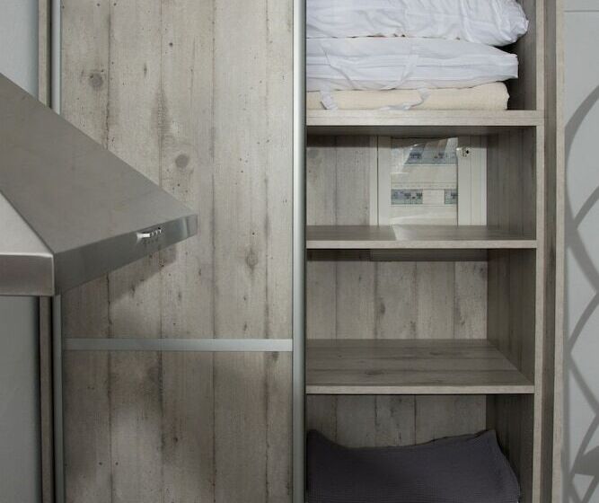 פנסיון Aeris Suites