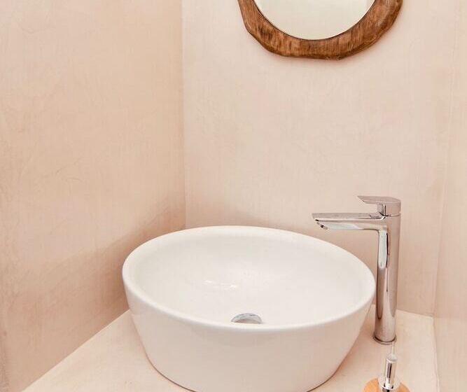 פנסיון Aeris Suites