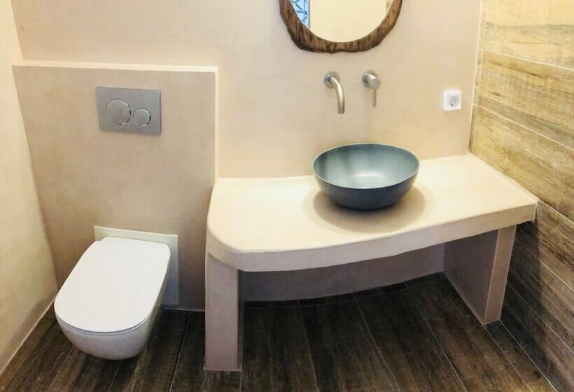 פנסיון Aeris Suites