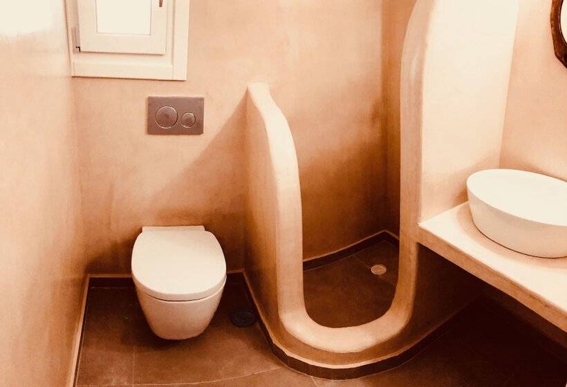 פנסיון Aeris Suites