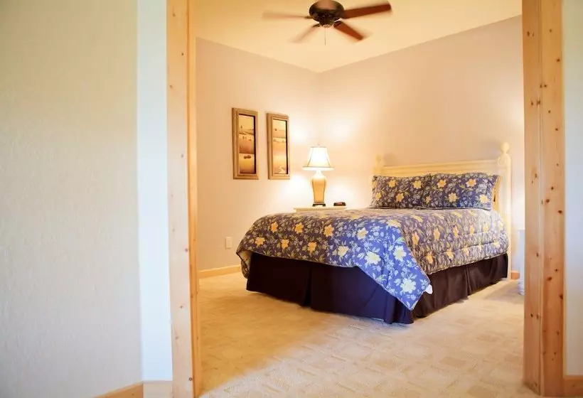 پانسیون The Lodge At Cat Creek